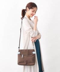 MK MICHEL KLEIN BAG/[撥水・軽量・ペットボトルホルダー付]アクセントレザースクエアショルダーバッグ/505830614