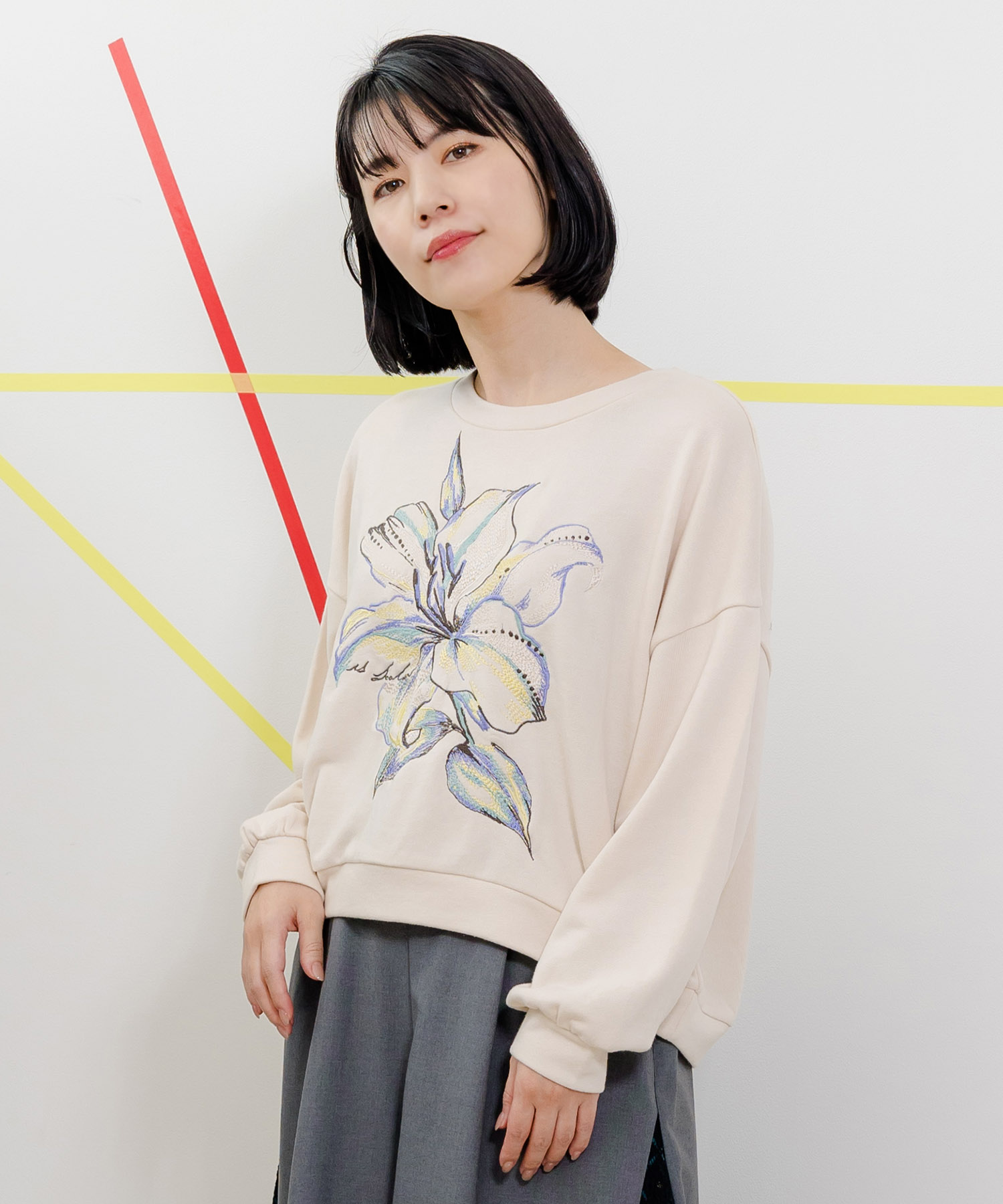 スカラー ScoLar 花束プリントバイカラープルオーバー （ベージュ） スカラー ScoLar 花束プリントバイカラープルオーバー