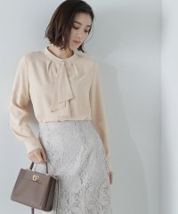 NATURAL BEAUTY BASIC/メタルポイントラッフルボウブラウス　24SS/505847336