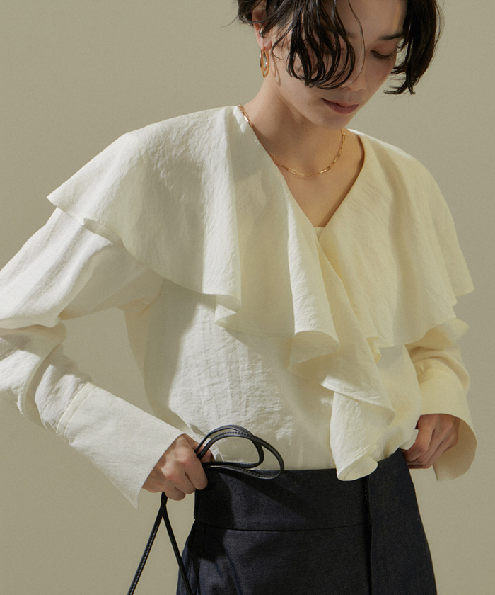 ADAM ET ROPE' ラッフルフリルブラウス ADAM ET ROPE'（アダムエロペ）の「ラッフルフリルブラウス