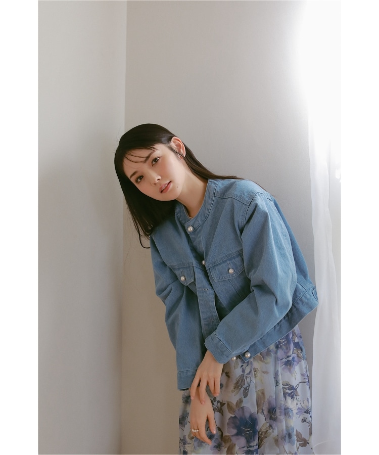 クチュールブローチ　パール調釦ノーカラーデニムジャケット　ライトブルー セール 30%OFF】パール調釦ノーカラーデニムジャケット
