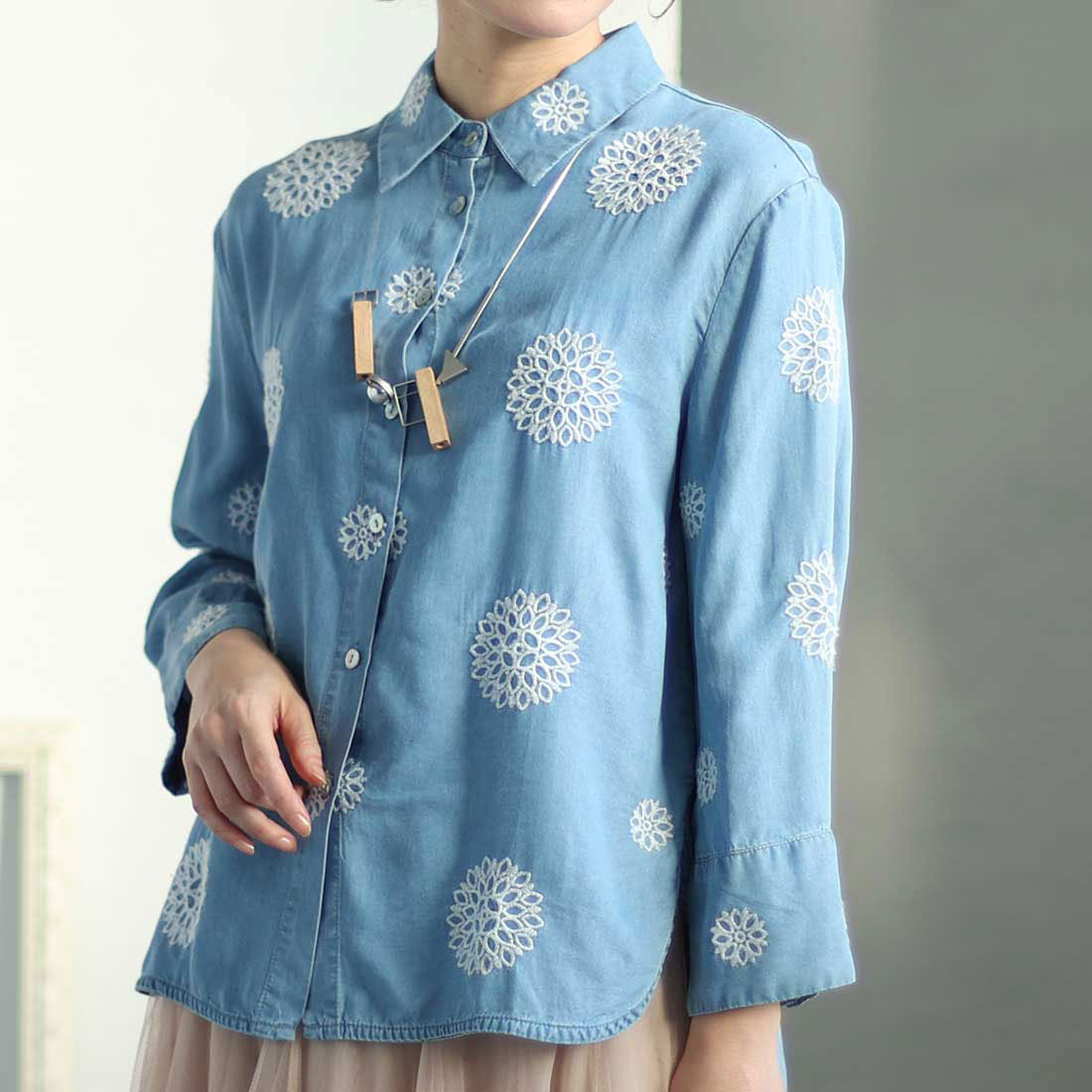 サワアラモード Sawa a la mode 白い花刺繍を散りばめたデニム