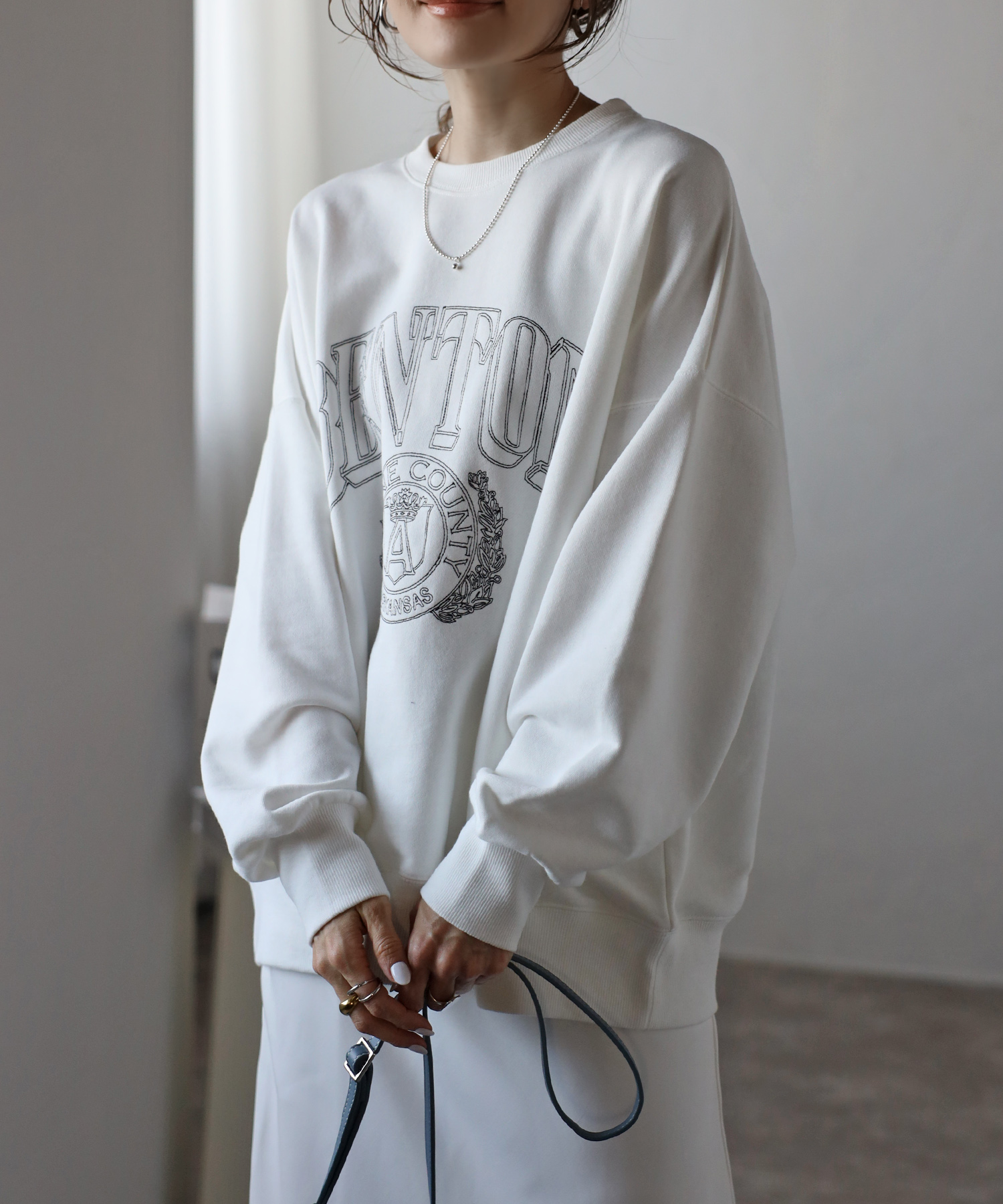 ロゴ刺繡 ボンジュールサガン 白抜きカレッジロゴ刺繍BIGスウェット Bonjour Sagan（ボンジュールサガン）の「白抜きカレッジロゴ