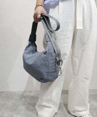 UNGRID bag/牛革付属　軽量撥水ソフトナイロン　大容量ショルダーバッグ　カラビナ　キー収納ポケット付/505984214