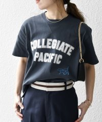 SHIPS any WOMEN/《予約》【SHIPS any別注】Collegiate Pacific:〈洗濯機可能〉V ガゼット プリント Tシャツ 24SS/506000288
