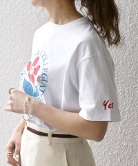 SHIPS any WOMEN/《予約》【SHIPS any別注】Collegiate Pacific:〈洗濯機可能〉V ガゼット プリント Tシャツ 24SS/506000288