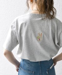 SHIPS any WOMEN/《一部追加予約》【SHIPS any別注】Collegiate Pacific:〈洗濯機可能〉V ガゼット プリント Tシャツ 24SS/506000288