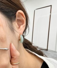 fredy emue/ミルキー樹脂Cカーブピアス/506040790