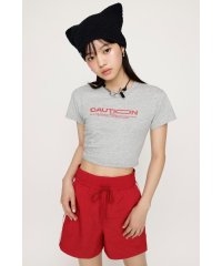 SLY/CAUTION LOGO COMPACT Tシャツ/506118926