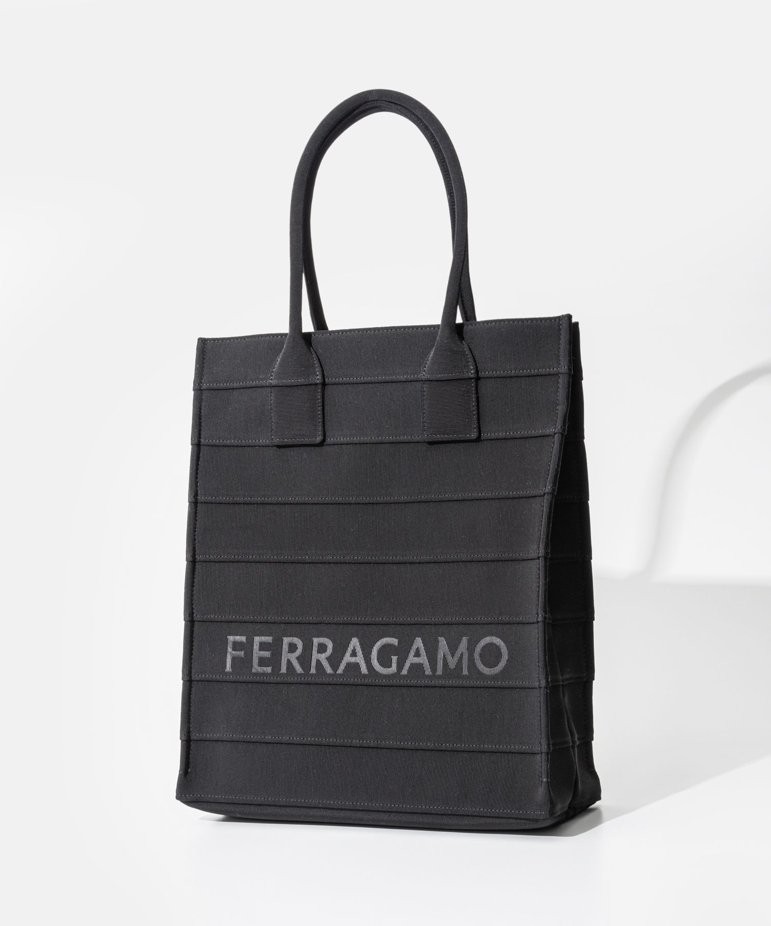 フェラガモ(FERRAGAMO)(FERRGM)の通販 - d fashion フェラガモ(FERRAGAMO)(FERRGM)の通販 - d fashion