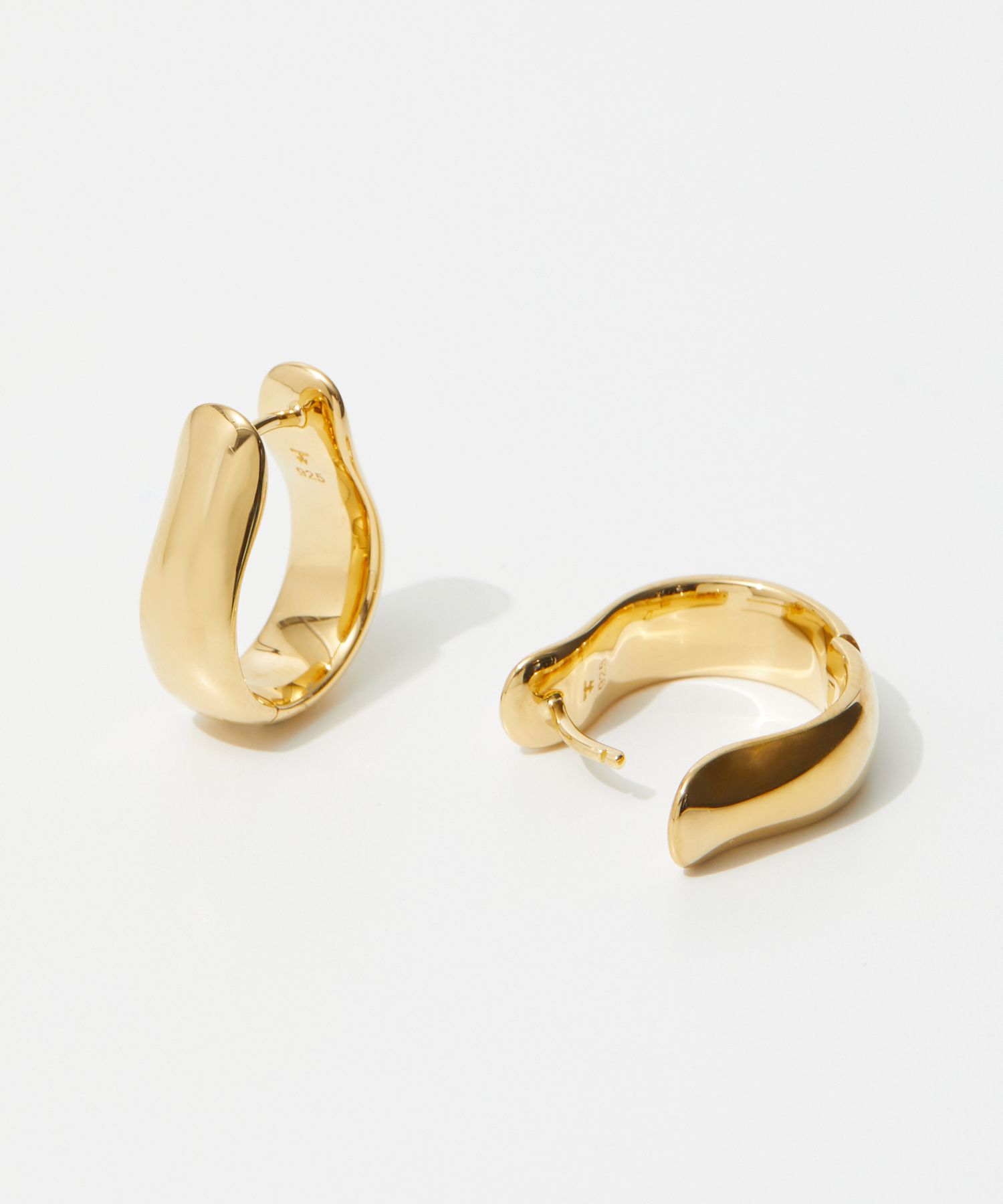 クーポン】トムウッド TOM WOOD Oyster Hoops Medium Gold E39OYM01NAS925/9K / 101216 オイスター・フープ ピアス(506321697) | トムウッド(TOMWOOD) - d fashion クーポン】トムウッド TOM WOOD Oyster Hoops Medium Gold E39OYM01NAS925/9K / 101216 オイスター・フープ ピアス(506321697) | トムウッド(TOMWOOD) - d fashion