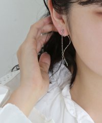 colleca la/コレカラ colleca la ノンホール・ウェーブバーとロングチェーンのイヤリング/506398570