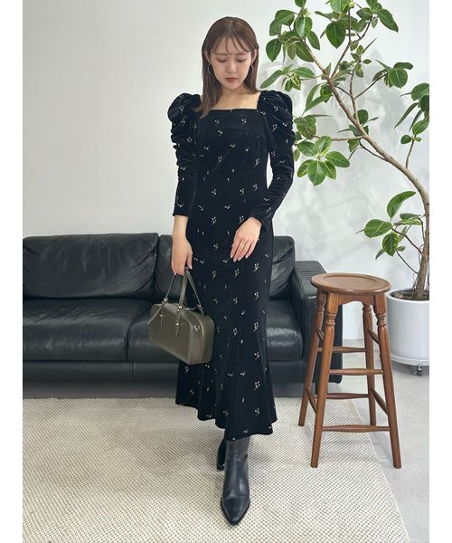 セール 30%OFF】フラワーエンブロイダリースクエアネックベロア セール 30%OFF】フラワーエンブロイダリースクエアネックベロア