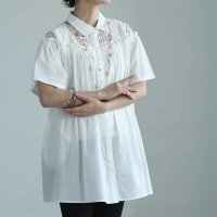 Sawa a la mode/サワアラモード Sawa a la mode デコルテレースとリボンのシャツチュニック/506595417