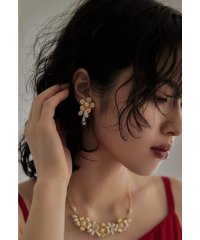 niana/ニアナ niana メタルフラワーパールイヤリング 結婚式 お呼ばれ フォーマル オケージョン ゴールド シルバー 大ぶり ボリューム 華やか 花/506731317