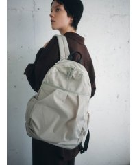 emmi atelier/eco 撥水レザーパイピングギャザーボディーバックパック/506883599