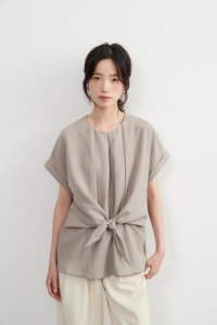 On One's Own/オンワンズオン On One's Own ノット結び半袖トップ・ラウンドネック・前タック・一枚でさまになる・シンプルオシャレ夏服/506891777