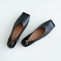 I NEED MORE SHOES/アイニードモアシューズ I NEED MORE SHOES SQUARE TOE V－CUT FLATS 【julia】/507016957