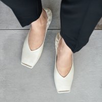 I NEED MORE SHOES/アイニードモアシューズ I NEED MORE SHOES SQUARE TOE V－CUT FLATS 【julia】/507016957