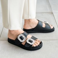 I NEED MORE SHOES/アイニードモアシューズ I NEED MORE SHOES CRYSTAL BUCKLE SANDALS 【ruby560】/507016972