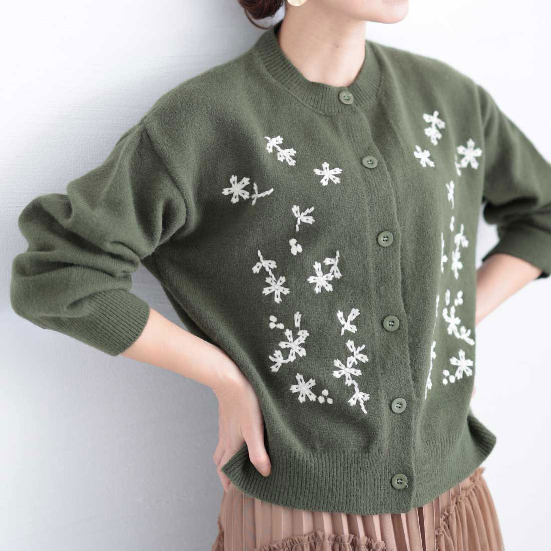 サワアラモード Sawa a la mode 着こなし華やぐ白花刺繍ニット