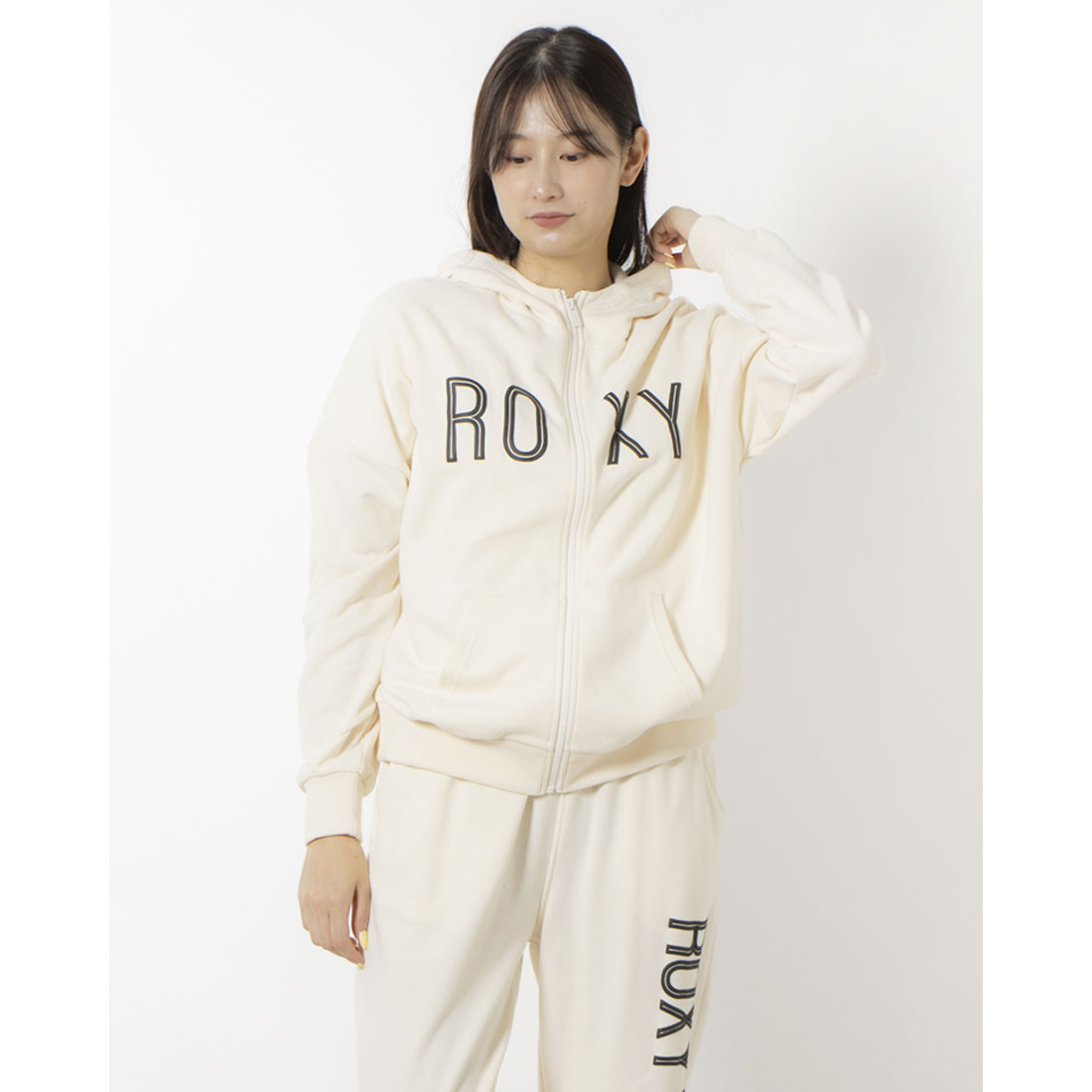 おしゃれなウェアや小物など！ROXYで人気のスキー・スノボグッズ