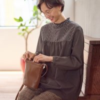 Viola e Viola/パッと華やぐ繊細刺しゅうのフリル衿チュニックブラウス/507082650