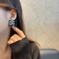 Zoe Jenko/ゾエ ジェンコ Zoe Jenko ゼブラ柄スクエアピアス・イヤリング 10039/507161523