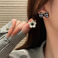 Zoe Jenko/ゾエ ジェンコ Zoe Jenko フラワーモチーフ・リボンモチーフ アシンメトリーデザインピアス 10177/507161616