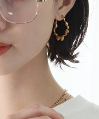 Ampirula/アンピルーラ Ampirula 変形ウェーブフープピアス/507243171