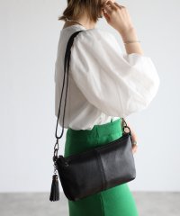 GUSCIO/グッシオ GUSCIO 本革 ミニショルダーバッグ タッセル付き クロスボディ シュリンク/507150630