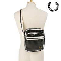 FRED PERRY/フレッドペリー FRED PERRY 3L CLASSIC SIDE BAG ECRU/NGHTGREEN [L8258－V11 SS25Q2]/506899243
