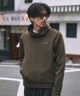 カーキ
