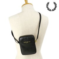 FRED PERRY/フレッドペリー FRED PERRY TUMBLED LEATHER SIDE BAG BLACK [L8289－102]/507731109