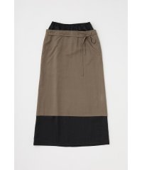 moussy/原料の一部にリサイクルポリエステルを使用した程よい光沢感と落ち感が美しいエプロンスカート/507855536