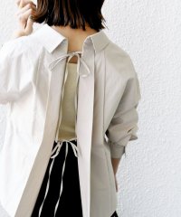 【WEB限定】〈洗濯機可能〉バックデザイン レギュラーカラー シャツ