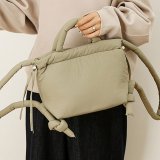 グレー