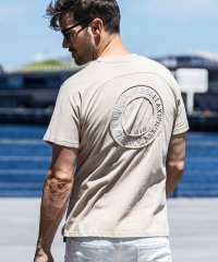 1PIU1UGUALE3 RELAX/ウノ ピゥ ウノ ウグァーレ トレ リラックス 1PIU1UGUALE3 RELAX バックプリント サークルロゴ 刺繍ロゴ半袖Tシャツ/507918480