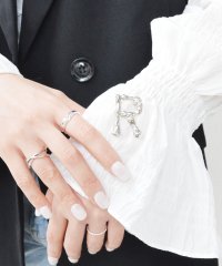 styiro/スタイロ styiro イニシャルメタルブローチ/507934205