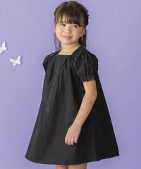 BeBe Petits Pois Vert/フロント刺しゅうタックパフスリーブワンピース(95~150cm)/507975251