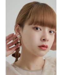 niana/ニアナ niana パールロングイヤリング 結婚式 二次会 同窓会 お呼ばれ フォーマル オケージョン ゴールド シルバー ホワイト ボリューム 長め/508006383
