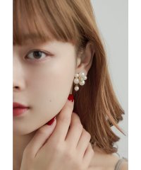 niana/ニアナ niana フラワーパールイヤリング 花 大きめ 大ぶり ビジュー ゴールド シルバー 結婚式 二次会 同窓会 成人式 パーティー お呼ばれ オケージョ/508006386