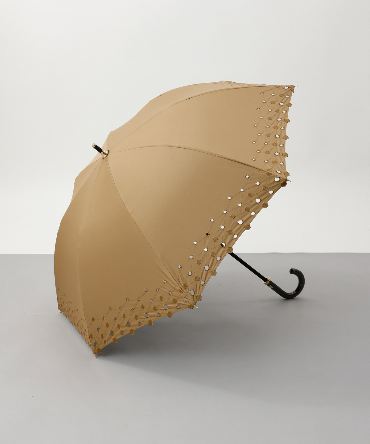 完売品 新品未使用 Beaurance ビューランス 切継ぎ刺繍晴雨兼用 日傘 Beaurance （ビューランス）】 切継ぎ刺繍晴雨兼用パラソル