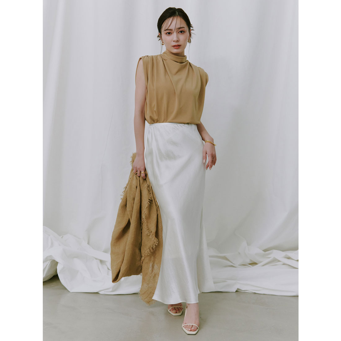 【美品/完売品】 最終値下げ anuans マキシムサテンスカート ベージュ アニュアンス anuans マキシムサテンスカート （IVORY
