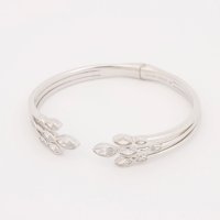 AGATHA PARIS/アガタ パリ AGATHA PARIS プレシューズボタニクバングル、ナベットカットCZ3連、クリスタル／シルバー/508084109