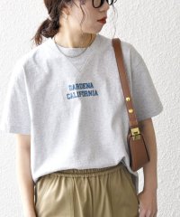 SHIPS any WOMEN/《一部追加予約》【SHIPS any別注】Collegiate Pacific:〈洗濯機可能〉V ガゼット プリント & 刺繍 Tシャツ 25SS/508129163