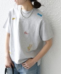 SHIPS any WOMEN/《一部追加予約》【SHIPS any別注】Collegiate Pacific:〈洗濯機可能〉V ガゼット プリント & 刺繍 Tシャツ 25SS/508129163