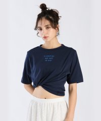 To b. by agnes b./メッセージ プリント 半袖 Tシャツ "Le premier qui voit la mer"/508140170
