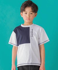 BeBe Petits Pois Vert/【店舗限定】アシメトリー配色ロゴプリント天竺半袖Tシャツ(95~150cm)/508144853