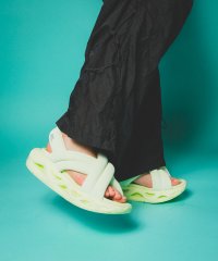 STEVE MADDEN/スティーブ マデン STEVE MADDEN クロスパフィーボリュームサンダル/508278379
